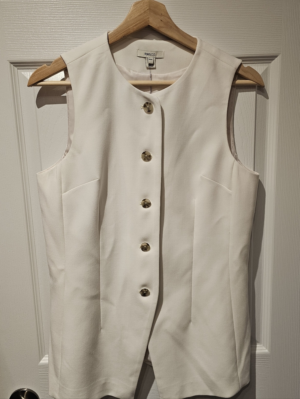 RW&CO. Cream Sleeveless Button-Front Vest